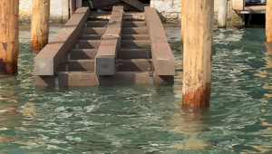 Entretien de la jetée dans le Canal Grande